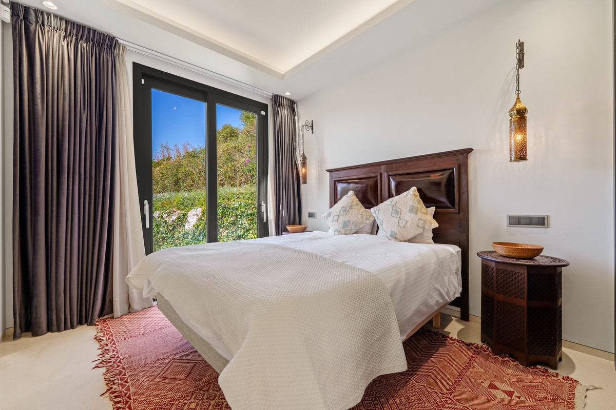 6 Bedroom Villa in Marbella - Photo 12