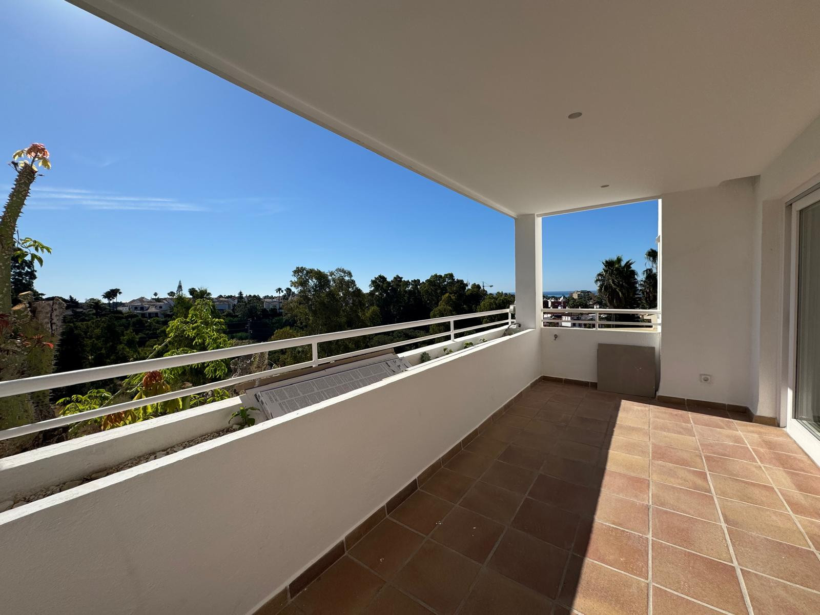 2 Bedroom Apartment in Estepona - Photo 3