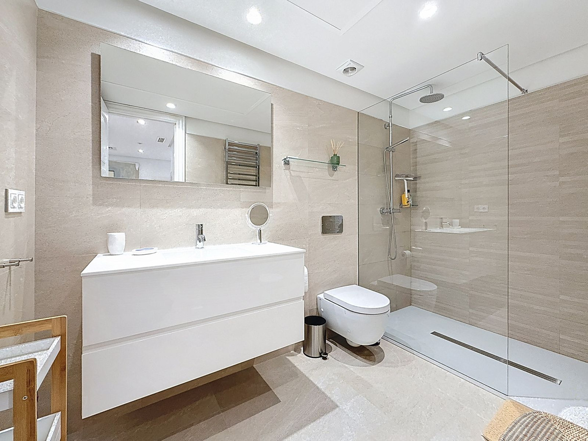 2 Bedroom Apartment in Estepona - Photo 12