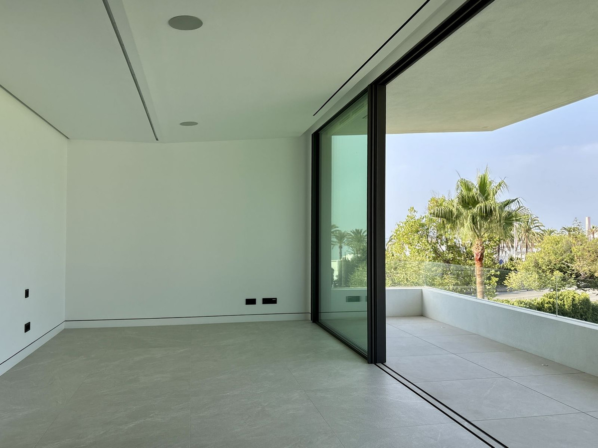 3 Bedroom Villa in Marbella - Photo 8