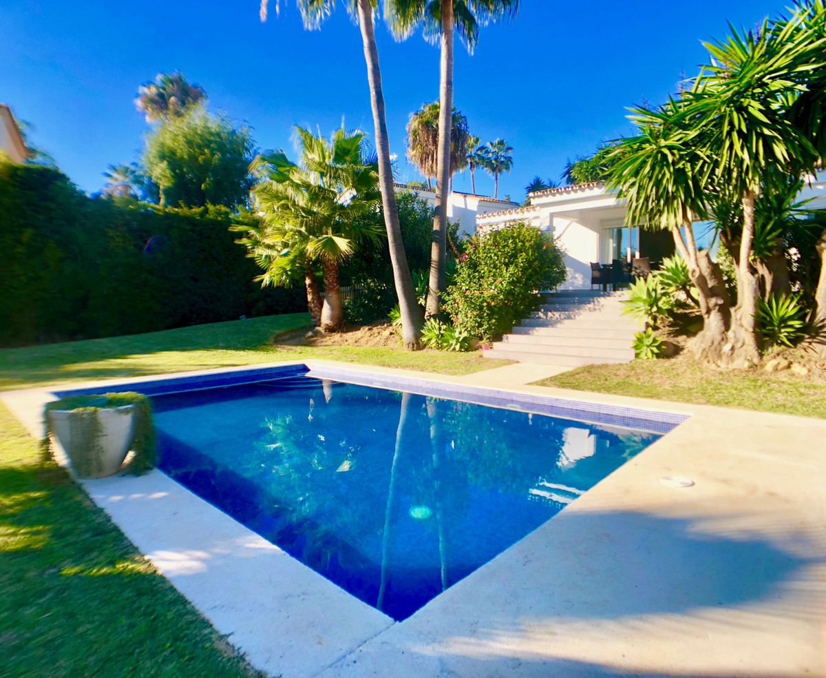 4 Bedroom Villa in Estepona - Photo 25