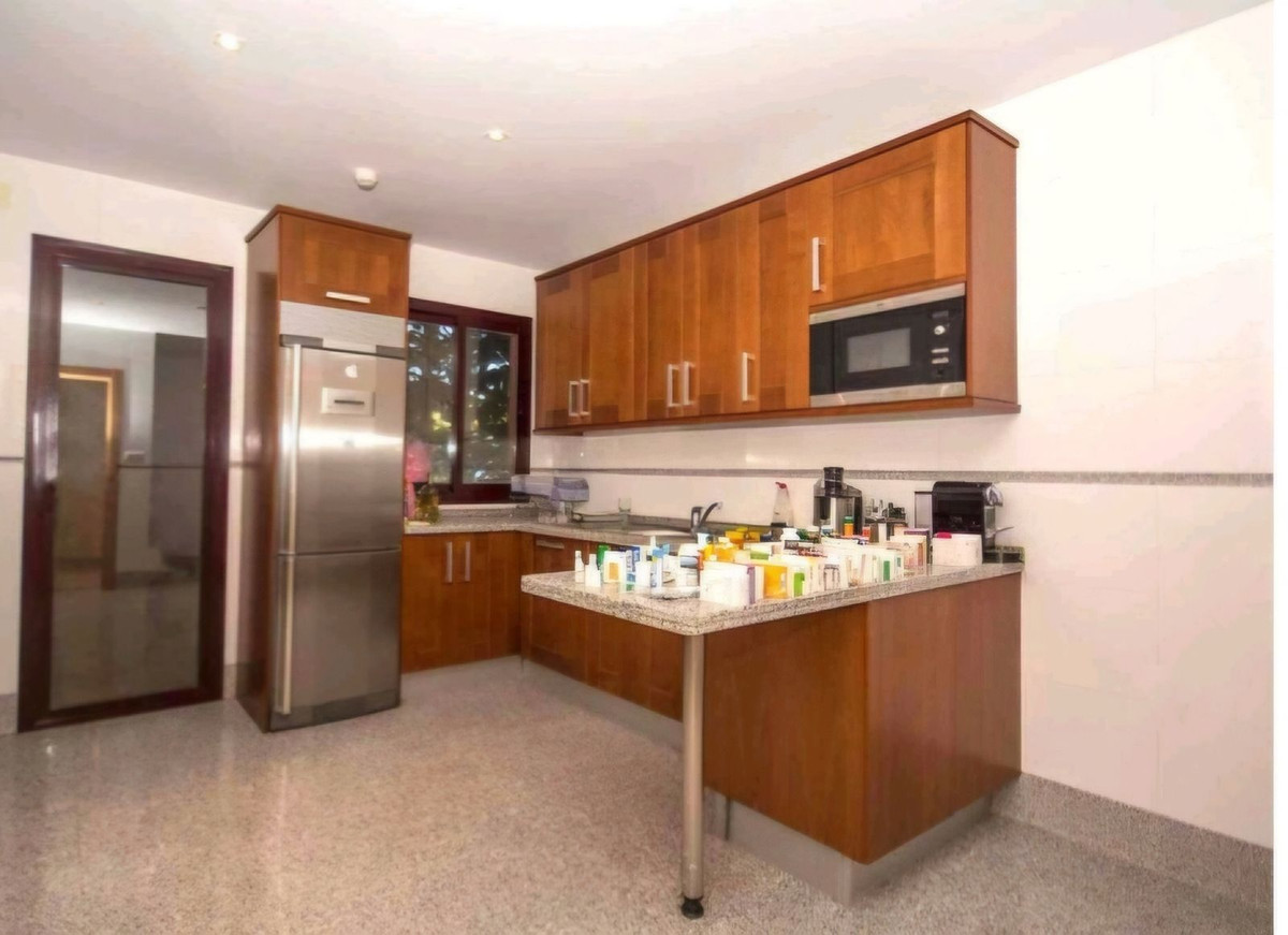 4 Bedroom Apartment in Estepona - Photo 4
