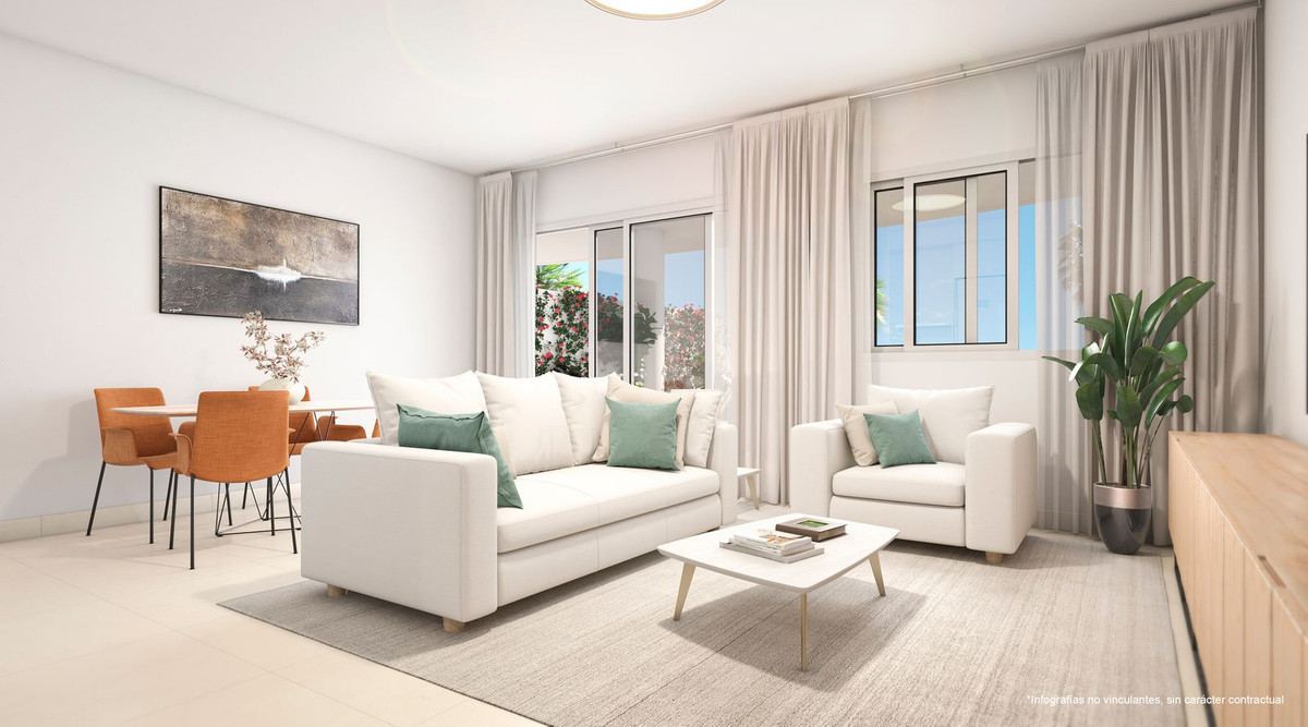 2 Bedroom Apartment in Benalmádena - Photo 2