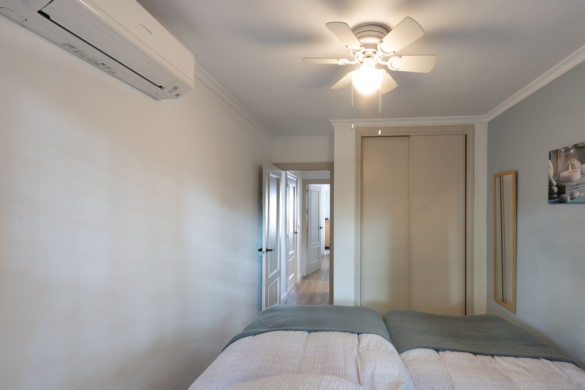 2 Bedroom Apartment in Torremolinos - Photo 23