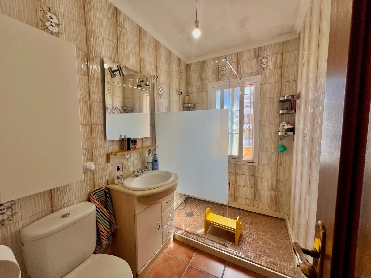 6 Bedroom Villa in Estepona - Photo 29