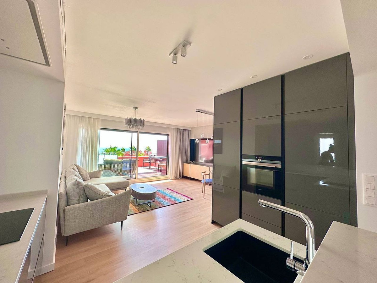 3 Bedroom Penthouse in Estepona - Photo 11