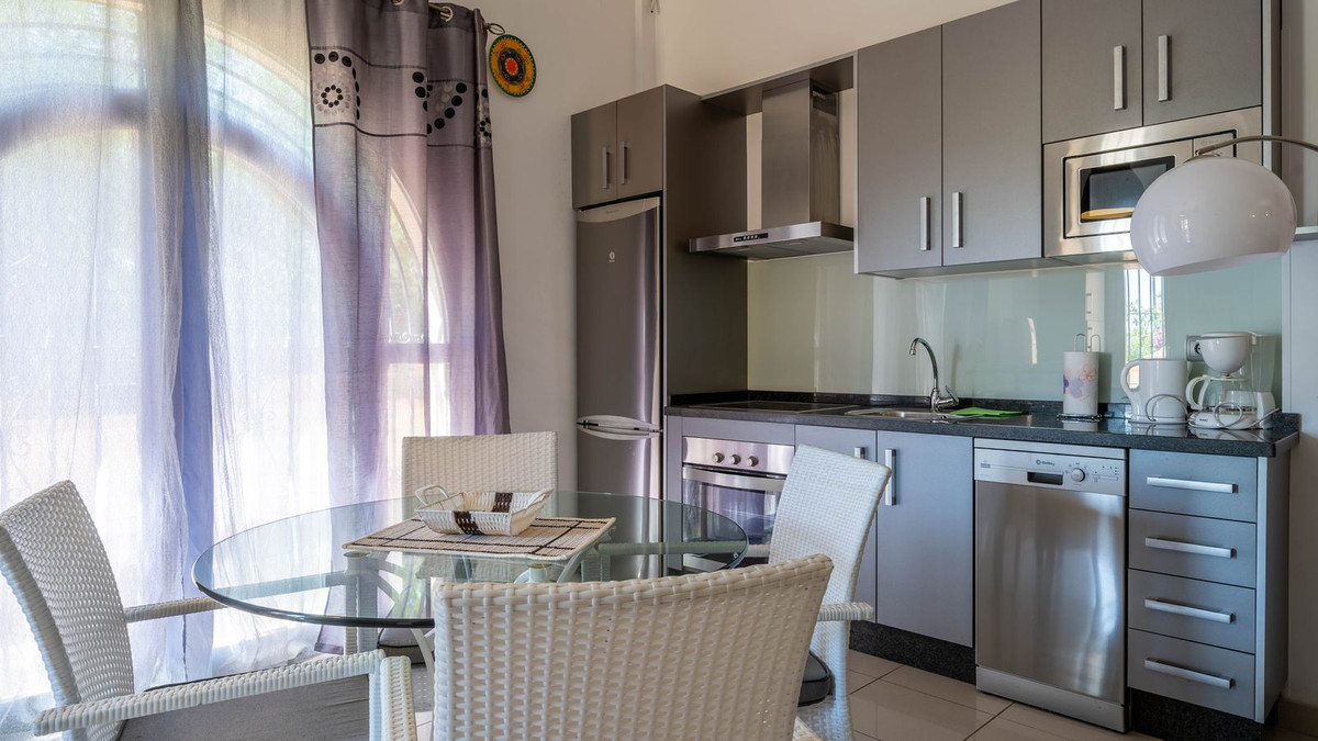 5 Bedroom Villa in Estepona - Photo 28