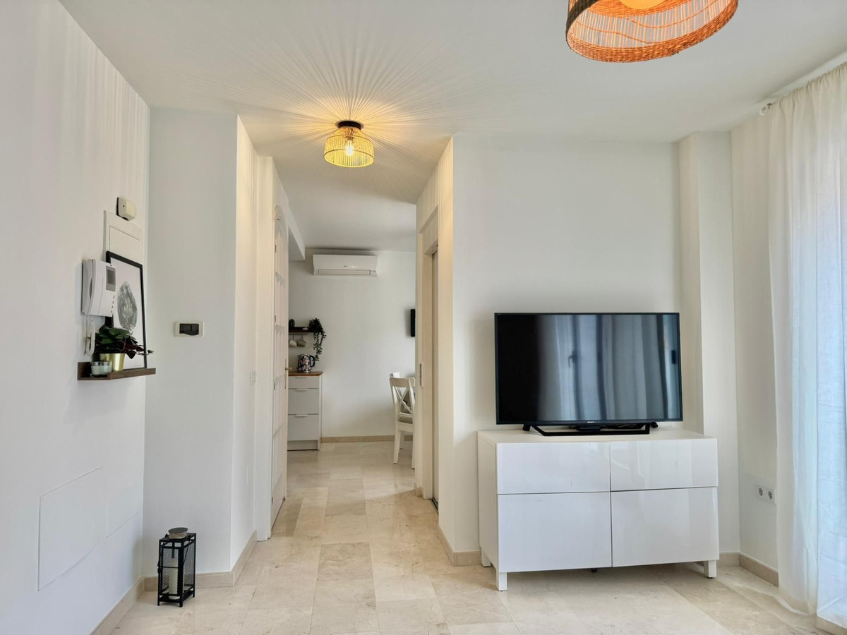 3 Bedroom Apartment in Fuengirola - Photo 2