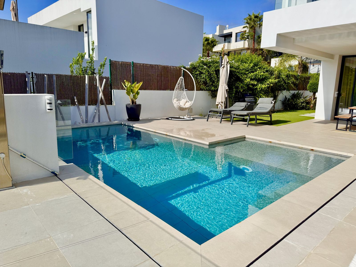 4 Bedroom Villa in Estepona - Photo 10