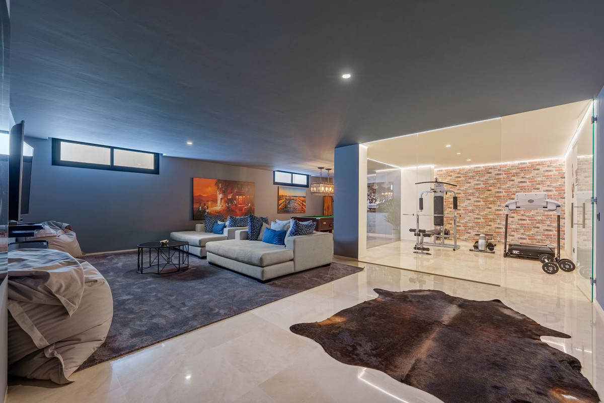 6 Bedroom Villa in Marbella - Photo 25