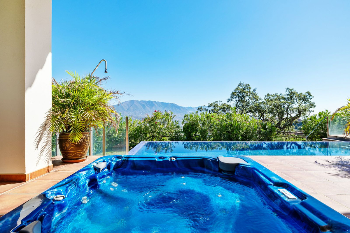 6 Bedroom Villa in Marbella - Photo 10