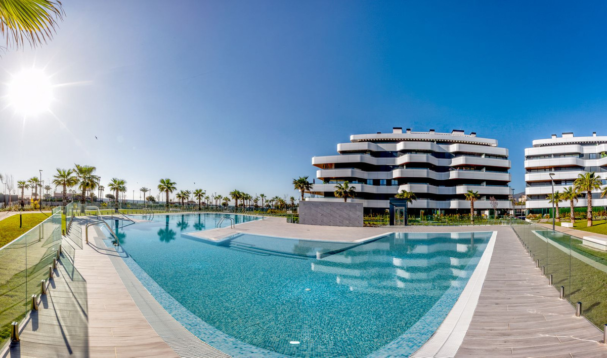 2 Bedroom Apartment in Torremolinos - Photo 4