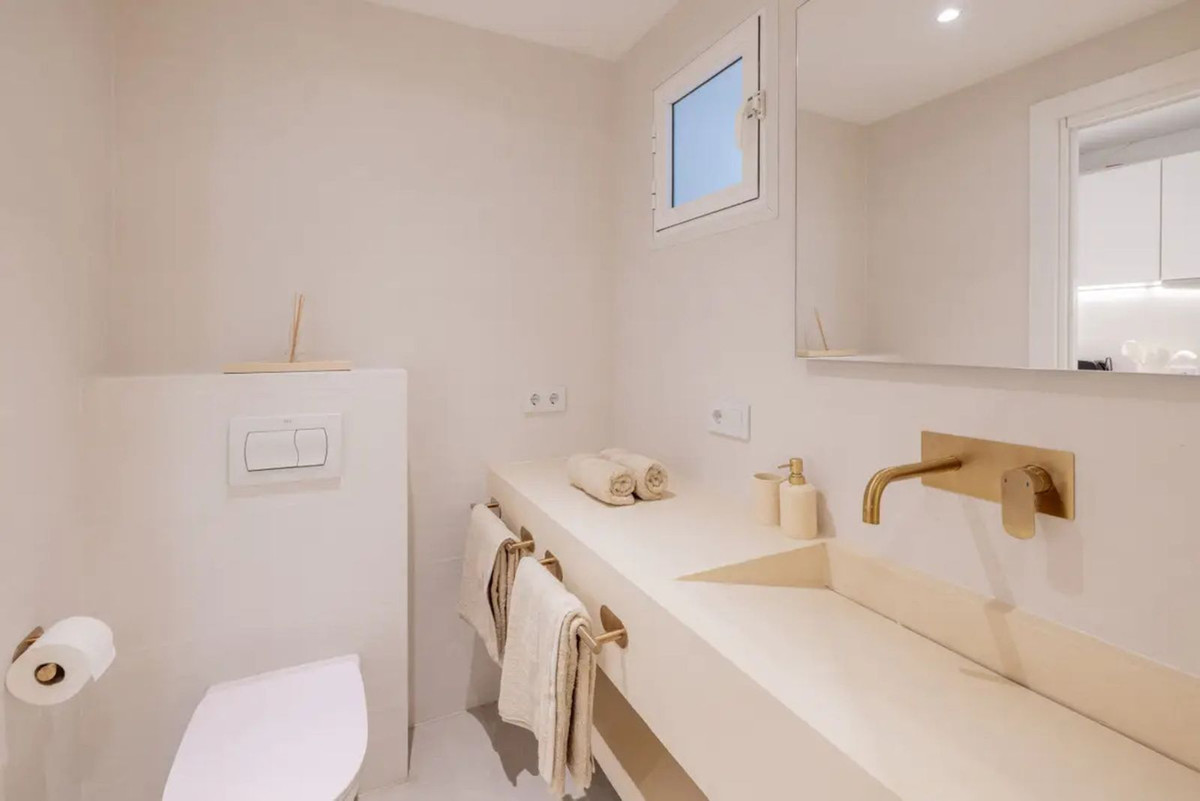 1 Bedroom Apartment in Estepona - Photo 9