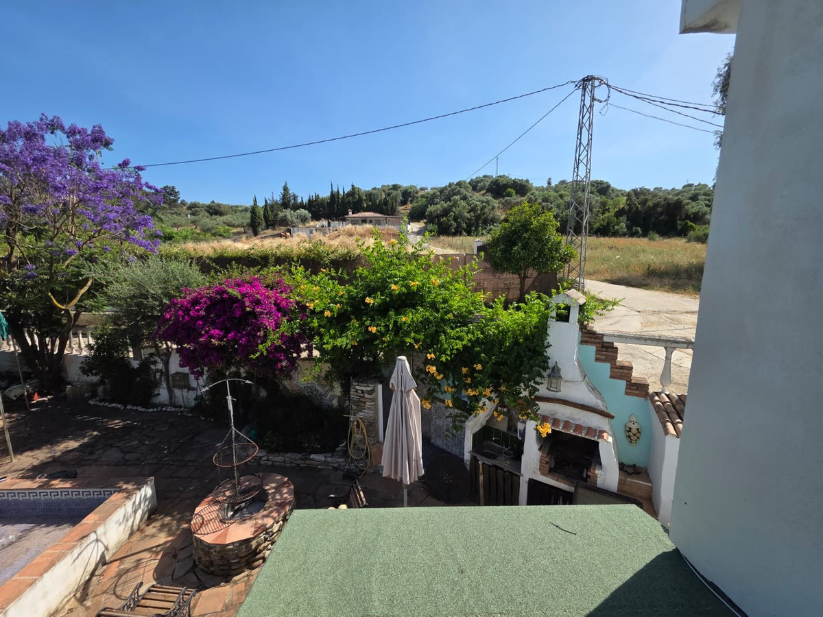 4 Bedroom Country house in Guaro - Photo 3