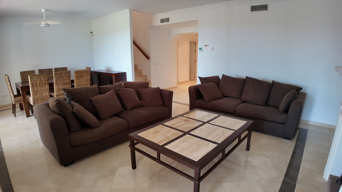 4 Bedroom Townhouse in Benahavís - Photo 20