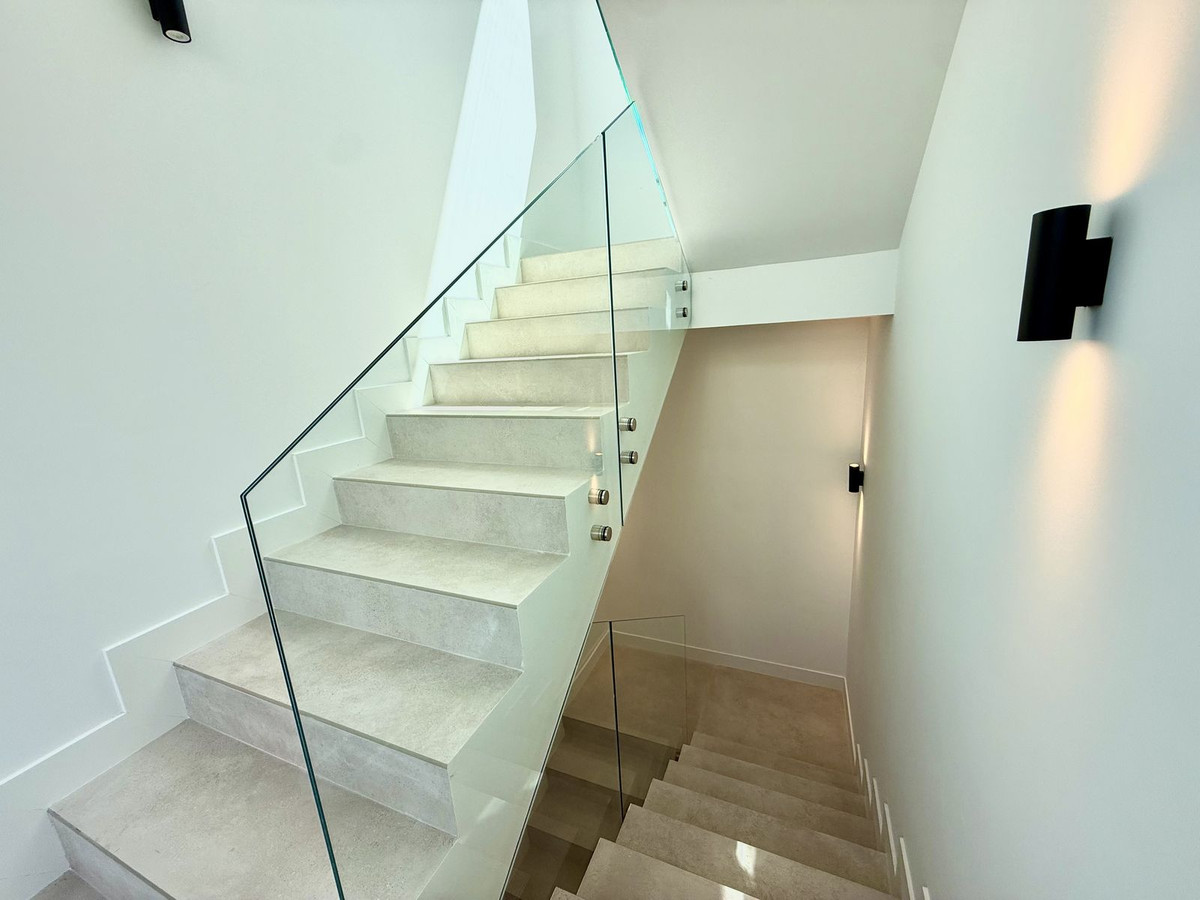 6 Bedroom Villa in Estepona - Photo 36