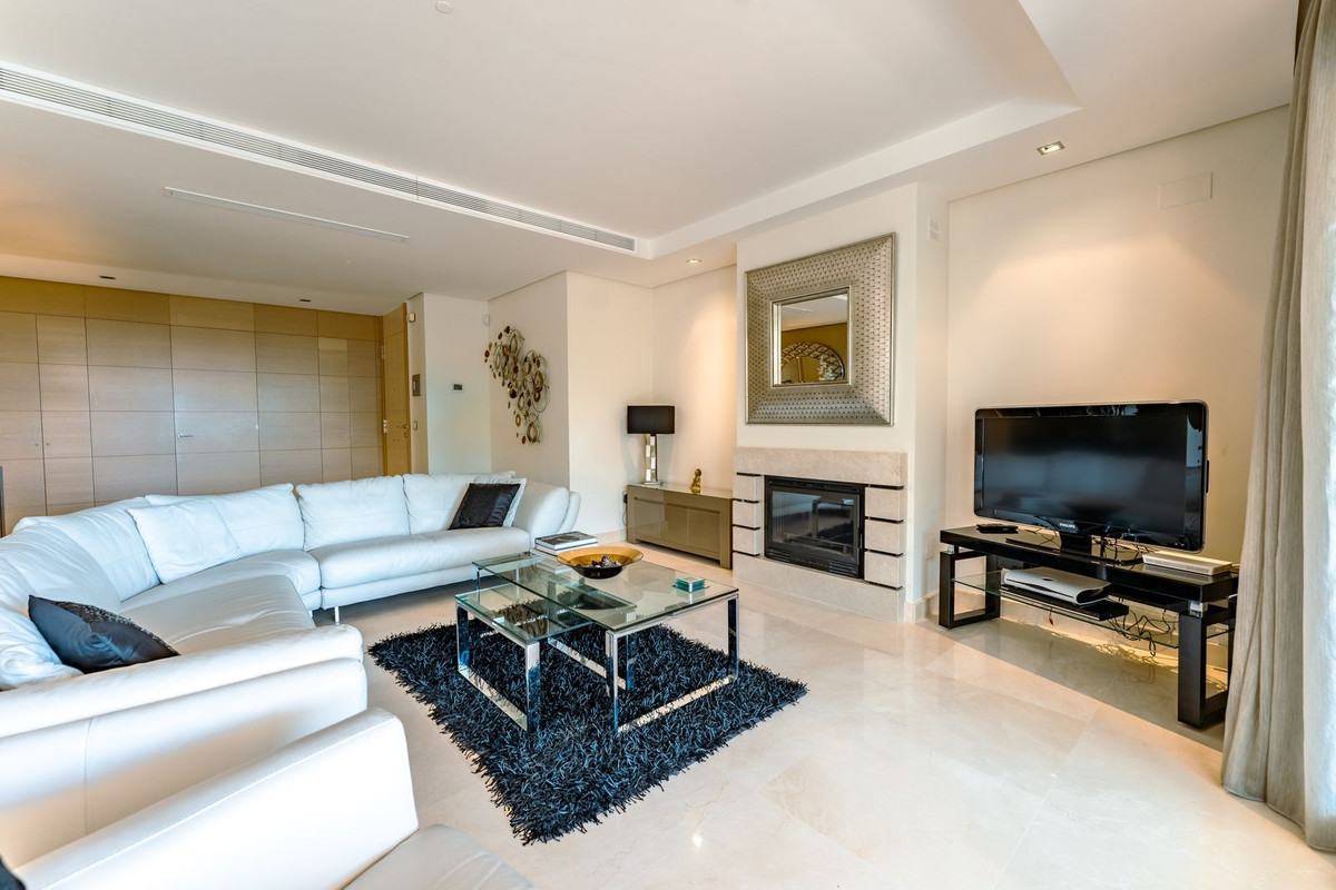 2 Bedroom Apartment in Benahavís - Photo 6