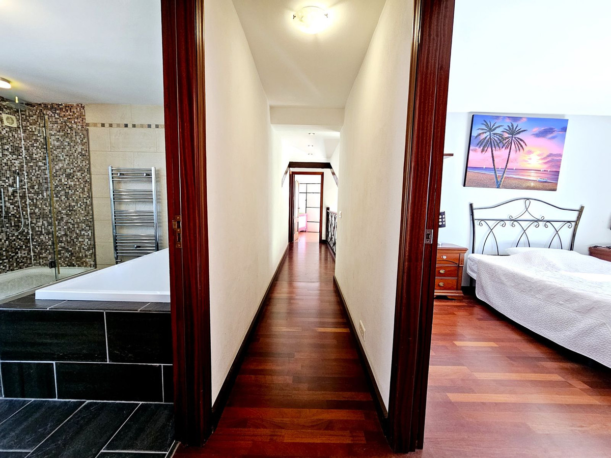 6 Bedroom Villa in Estepona - Photo 21