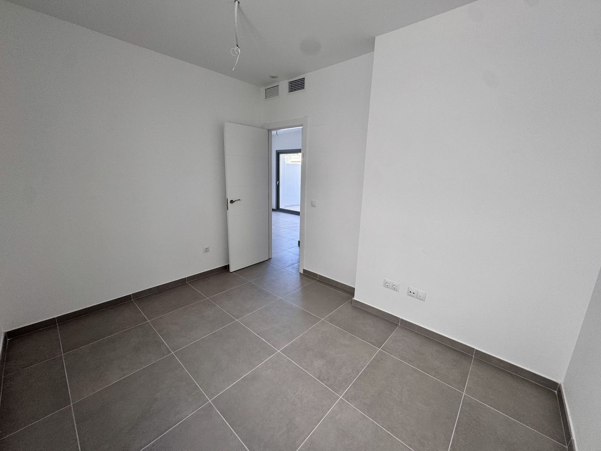 2 Bedroom Apartment in Benalmádena - Photo 32