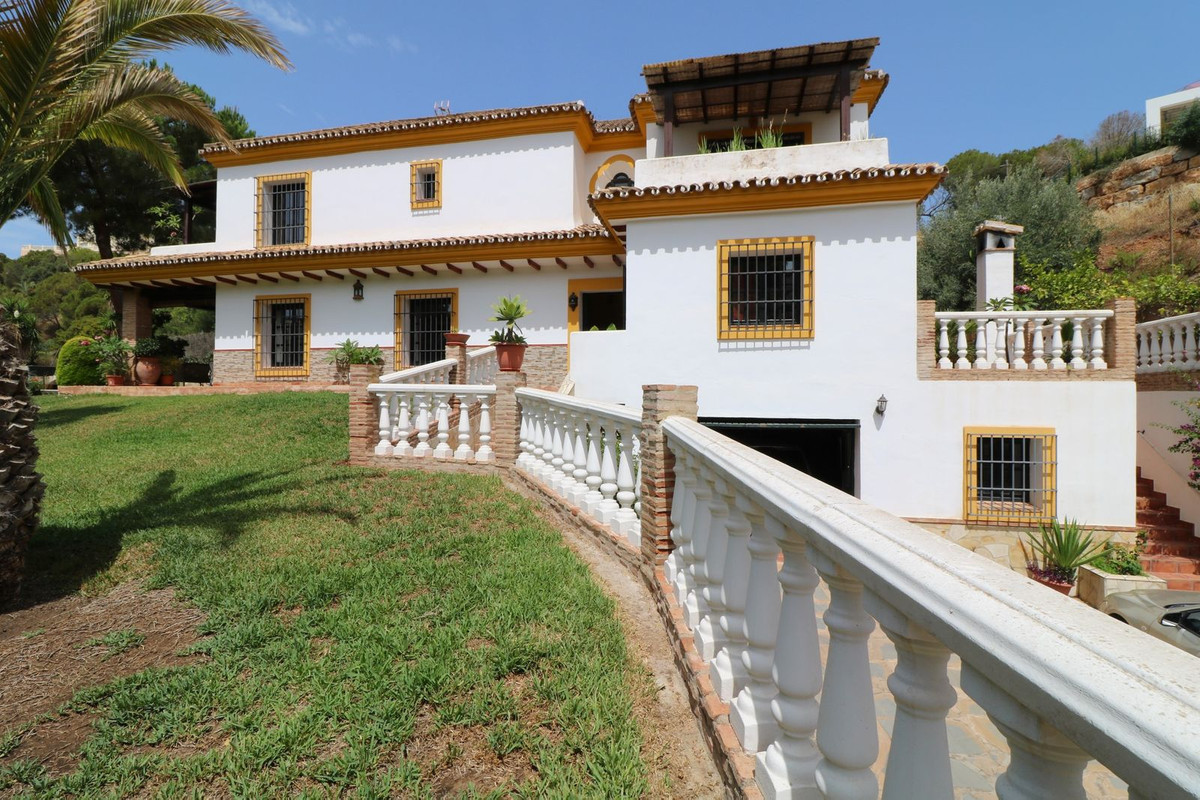 4 Bedroom Villa in Marbella - Photo 7