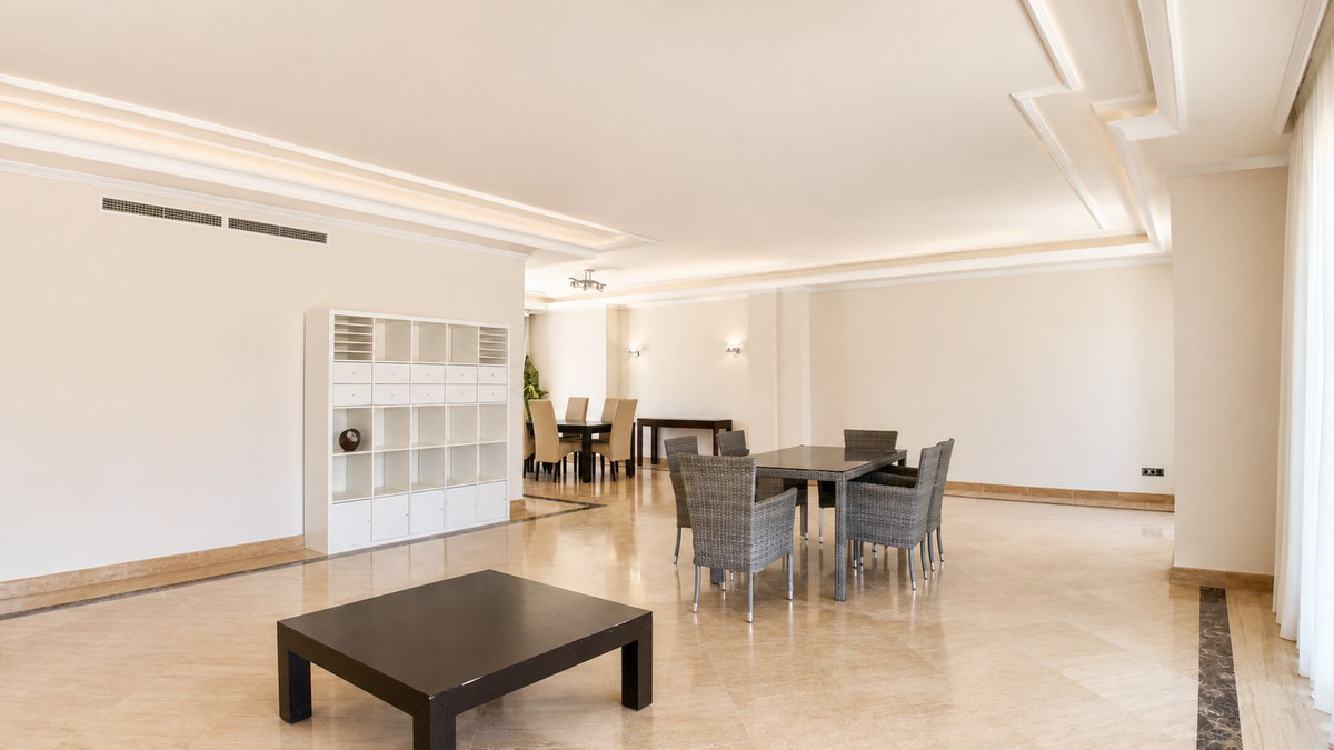Piso de 4 dormitorios con piscina en Málaga – Foto 16