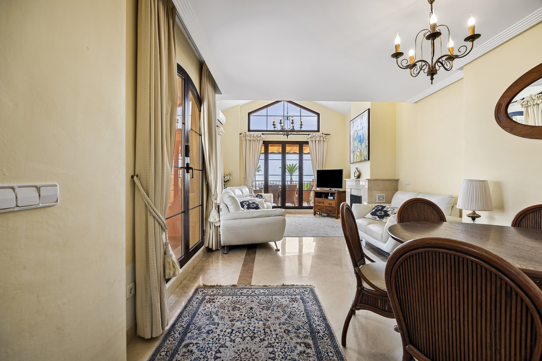 3 Bedroom Penthouse in Benahavís - Photo 3