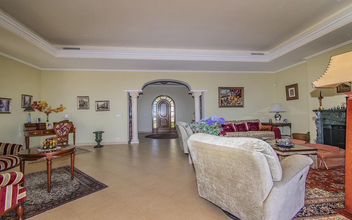 7 Bedroom Villa in Estepona - Photo 7