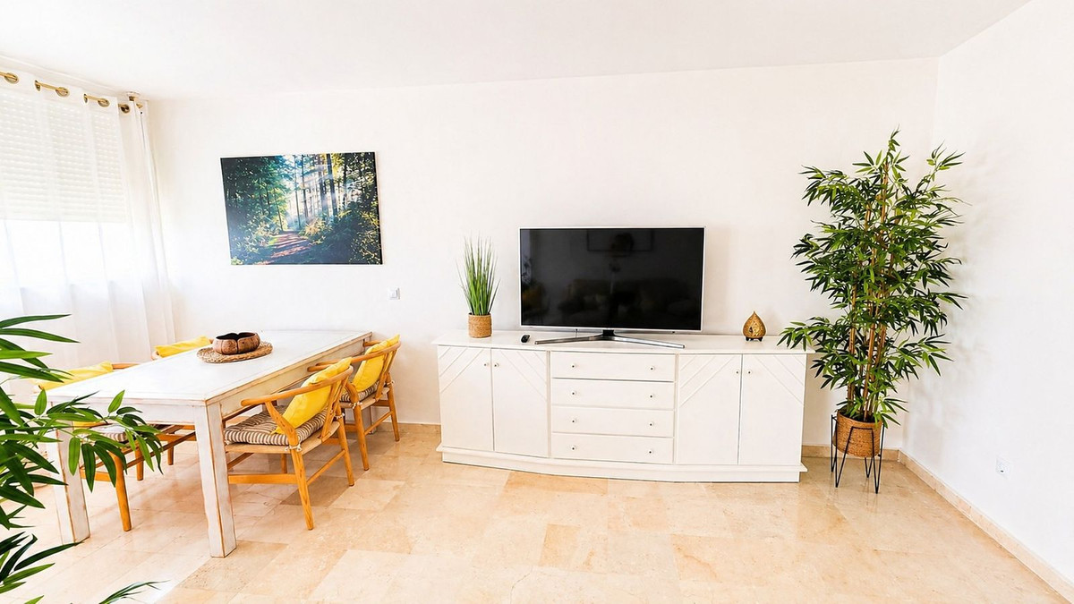 2 Bedroom Apartment in Estepona - Photo 9