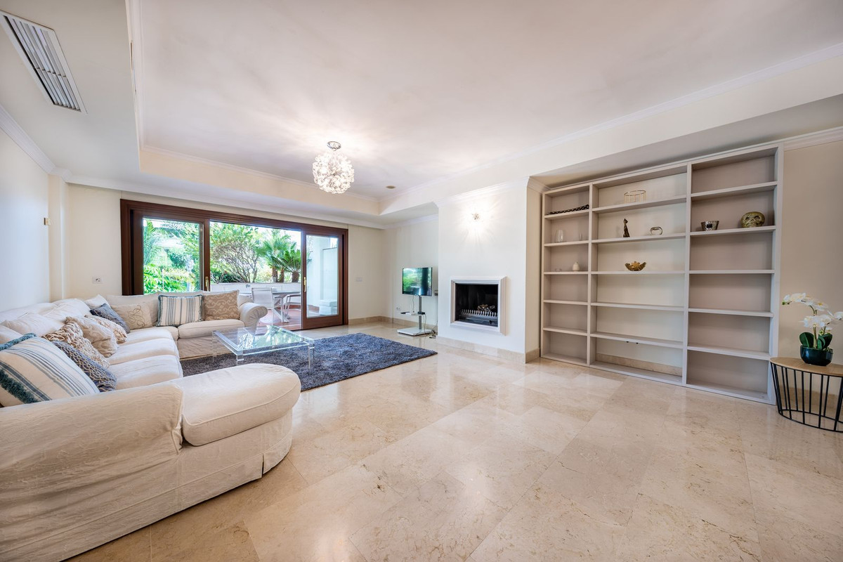 2 Bedroom Apartment in Marbella - Photo 5