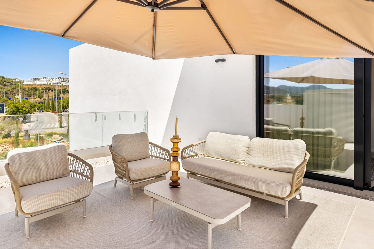 2 Bedroom Penthouse in Estepona - Photo 31