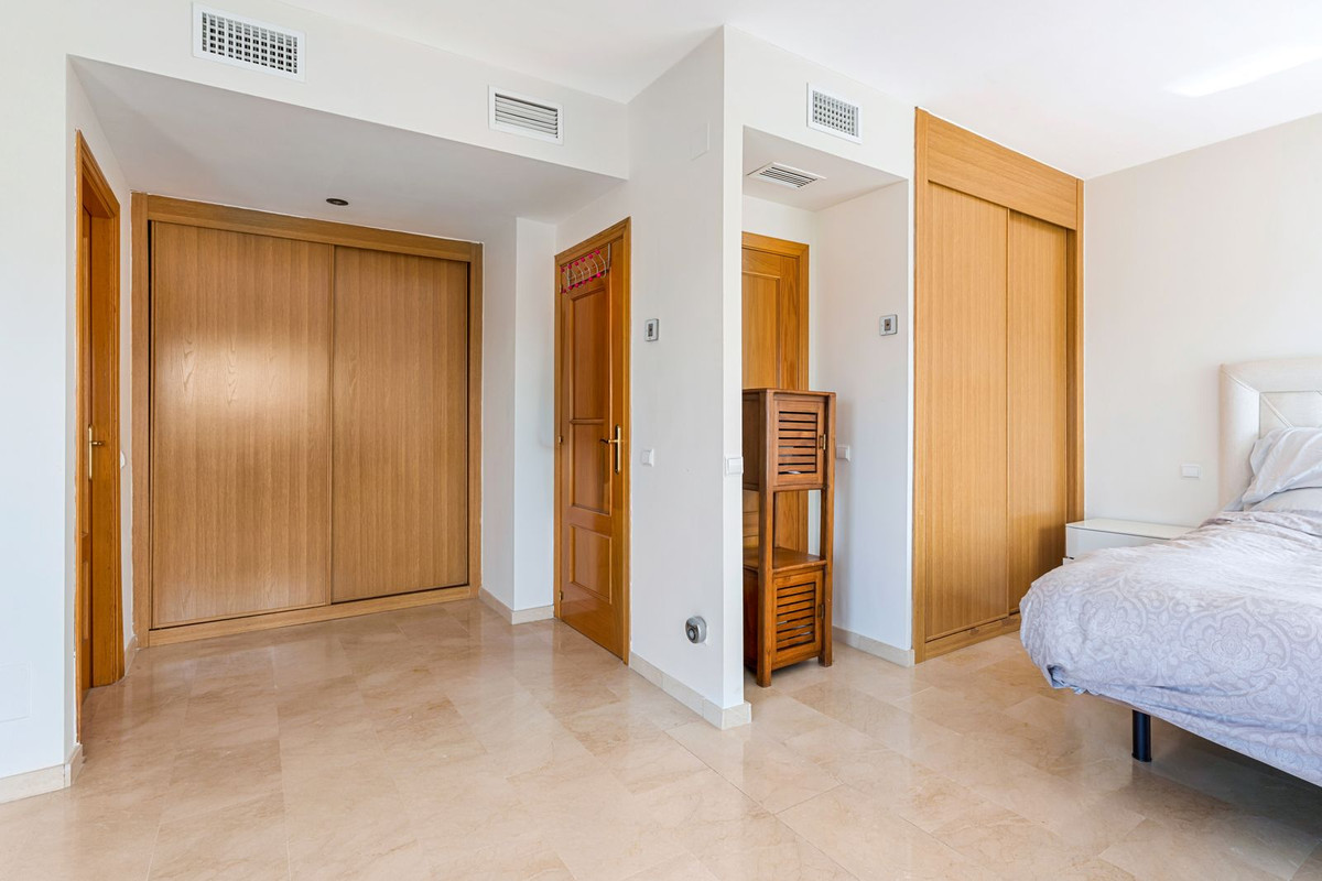 3 Bedroom Penthouse in Estepona - Photo 15