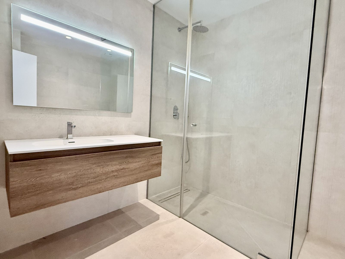 6 Bedroom Villa in Estepona - Photo 47
