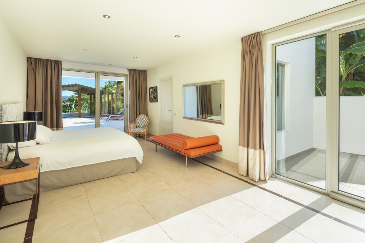 6 Bedroom Villa in Marbella - Photo 7