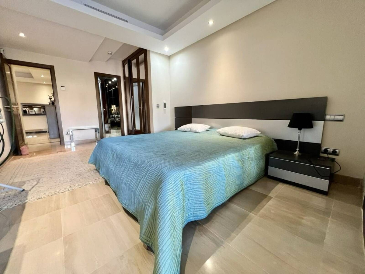 2 Bedroom Apartment in Estepona - Photo 9