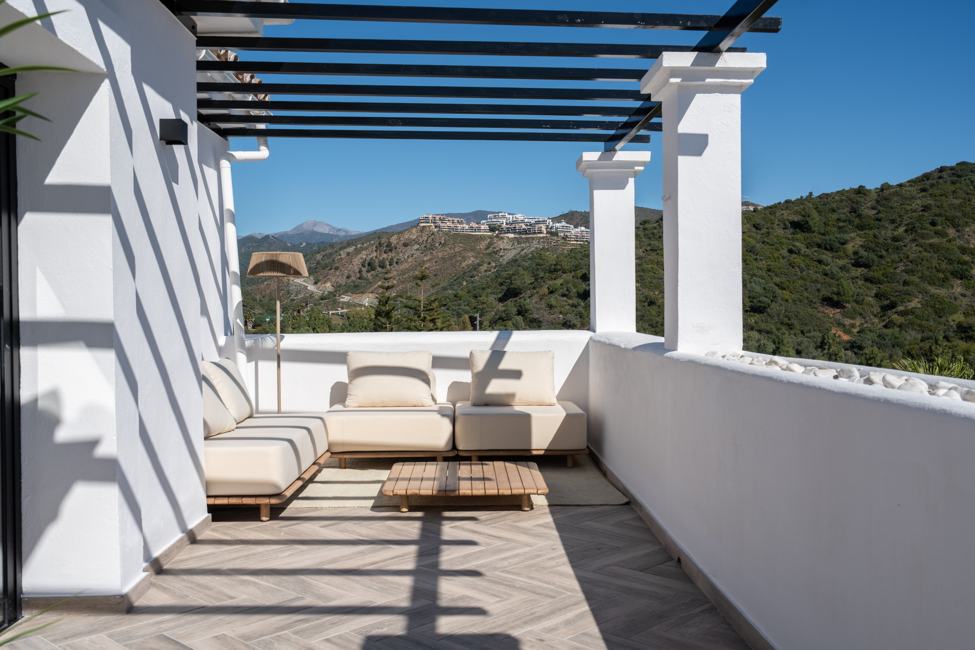 3 Bedroom Penthouse in Benahavís - Photo 6