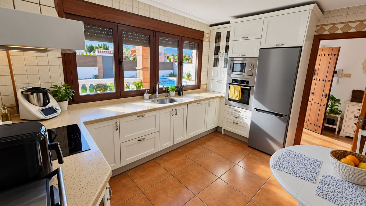 6 Bedroom Villa in Alhaurín de la Torre - Photo 2