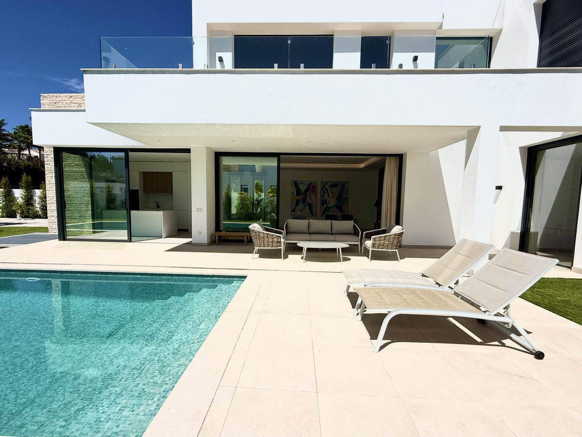 6 Bedroom Villa in Estepona - Photo 2