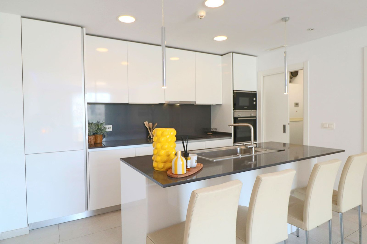 3 Bedroom Penthouse in Benahavís - Photo 16