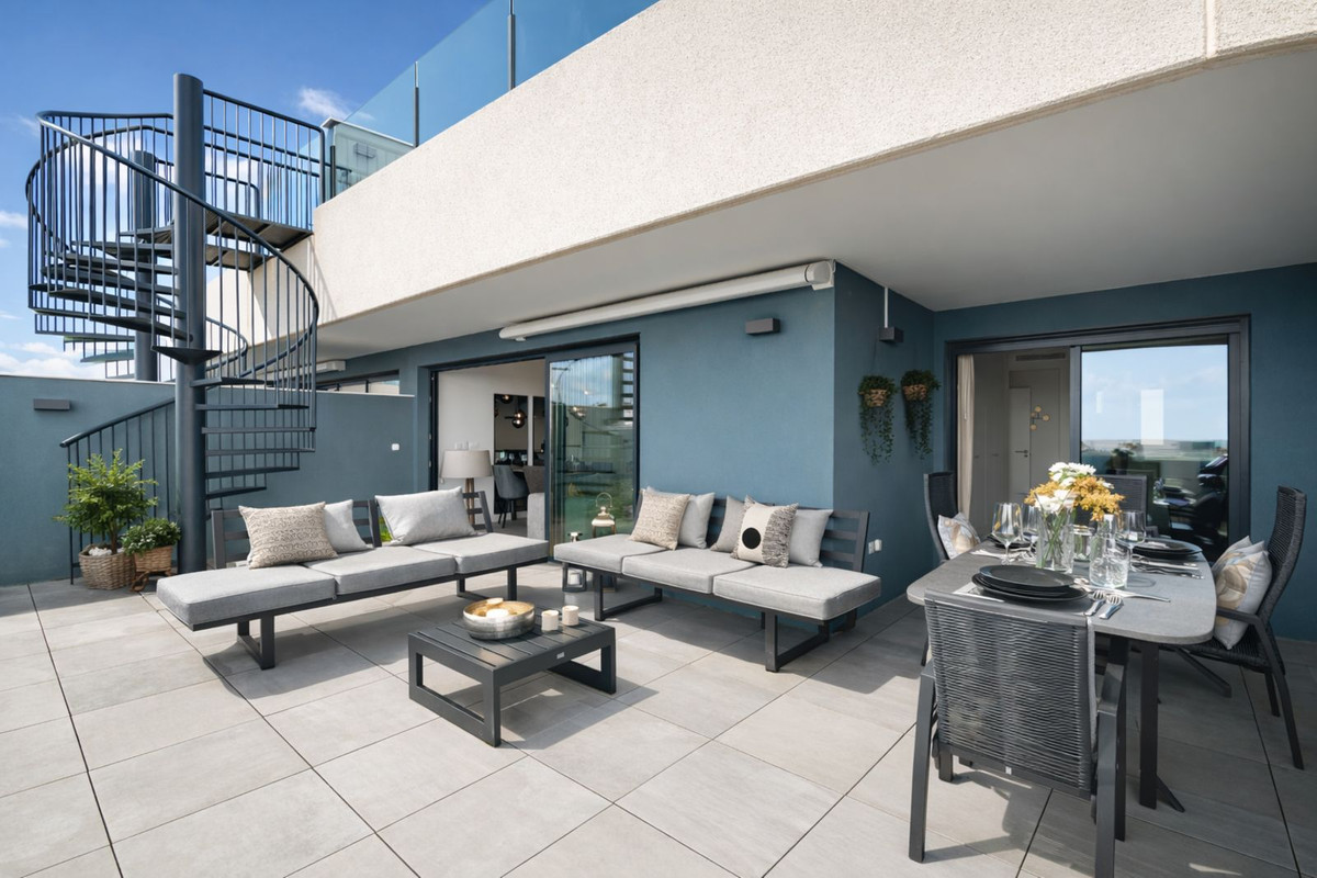 2 Bedroom Penthouse in Estepona - Photo 8