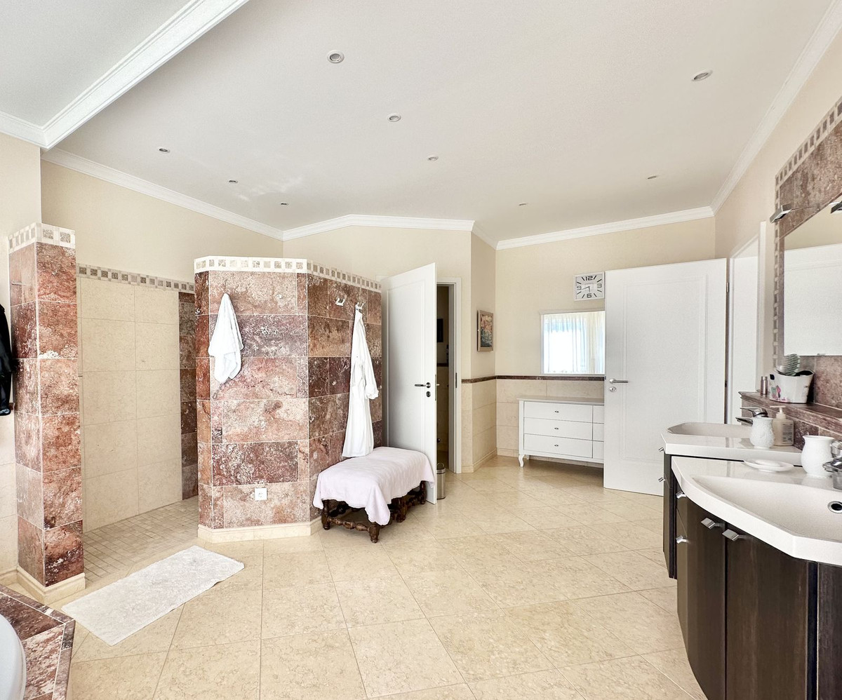 6 Bedroom Villa in Marbella - Photo 31
