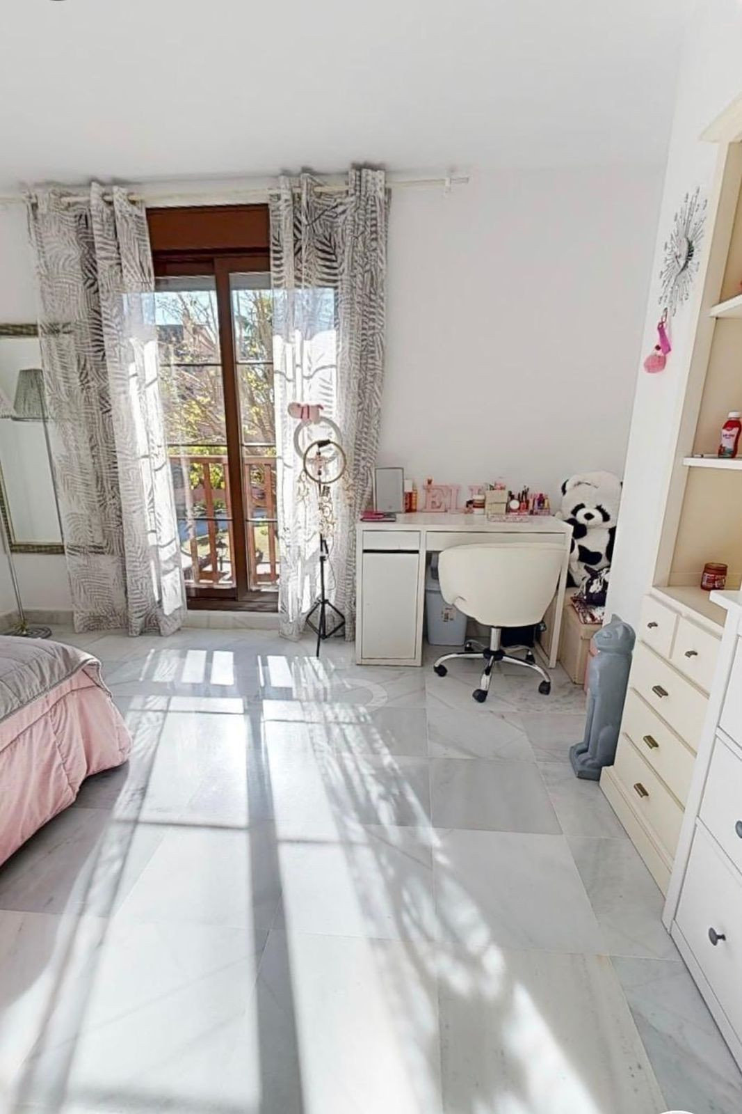 4 Bedroom Apartment in Estepona - Photo 10