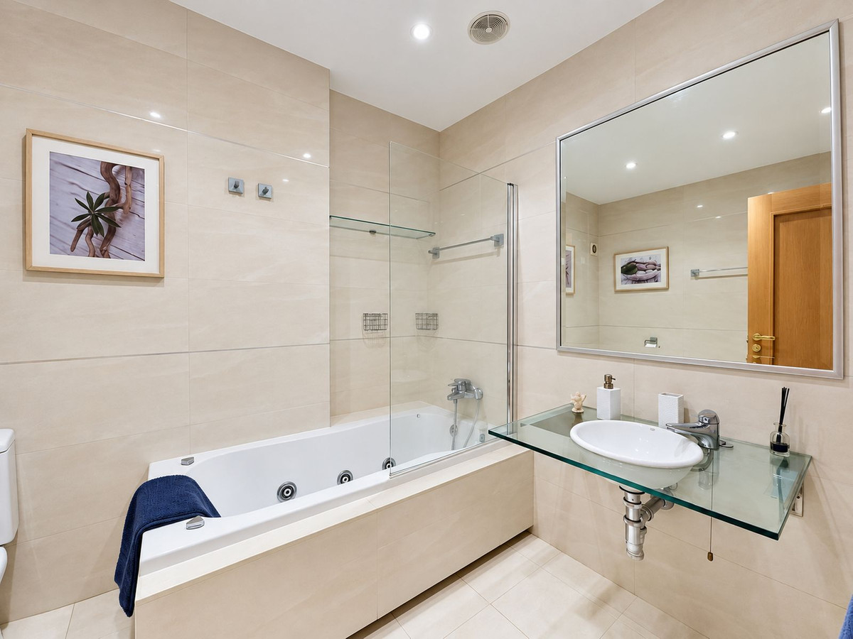 4 Bedroom Apartment in Estepona - Photo 17