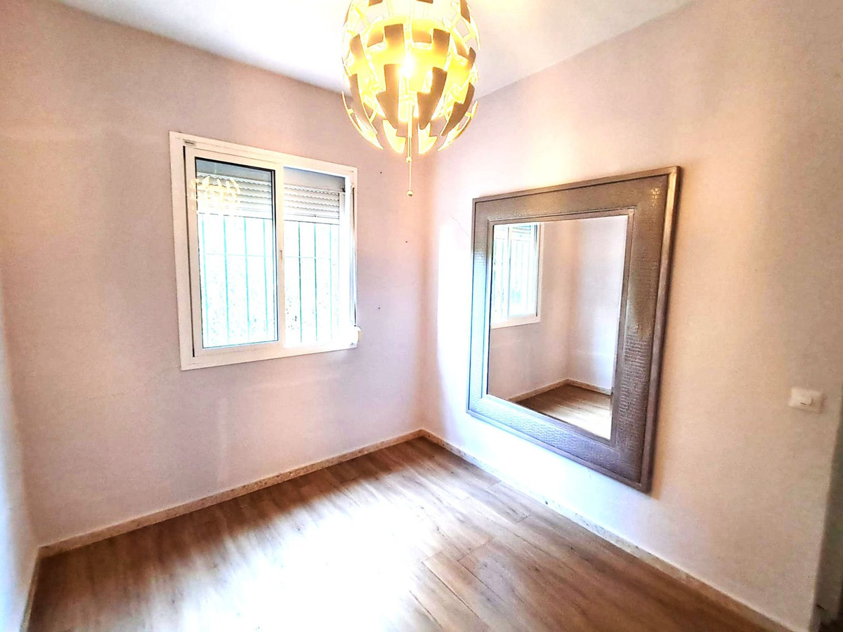 5 Bedroom Villa in Estepona - Photo 21