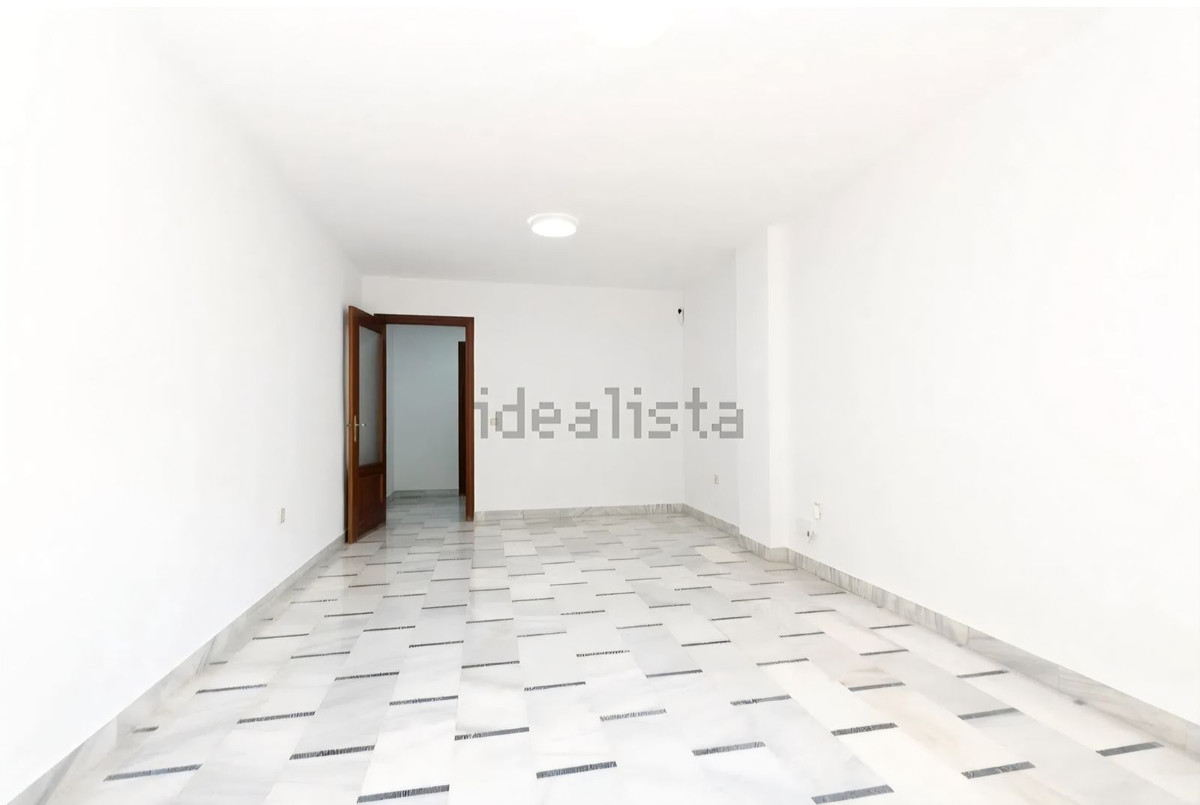 4 Bedroom Apartment in Málaga - Photo 11