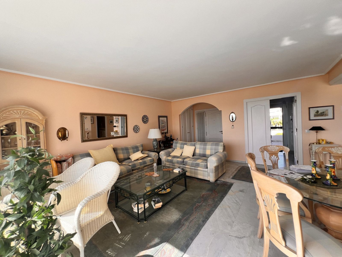 2 Bedroom Penthouse in Estepona - Photo 7