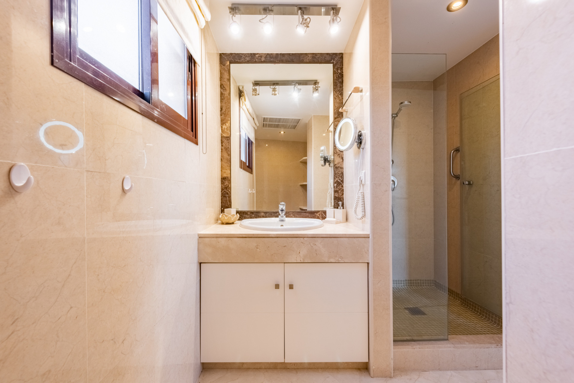 3 Bedroom Penthouse in Estepona - Photo 22