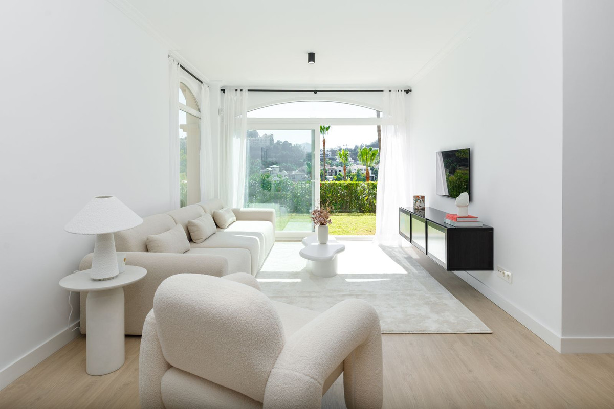 3 Bedroom Apartment in Benahavís - Photo 2