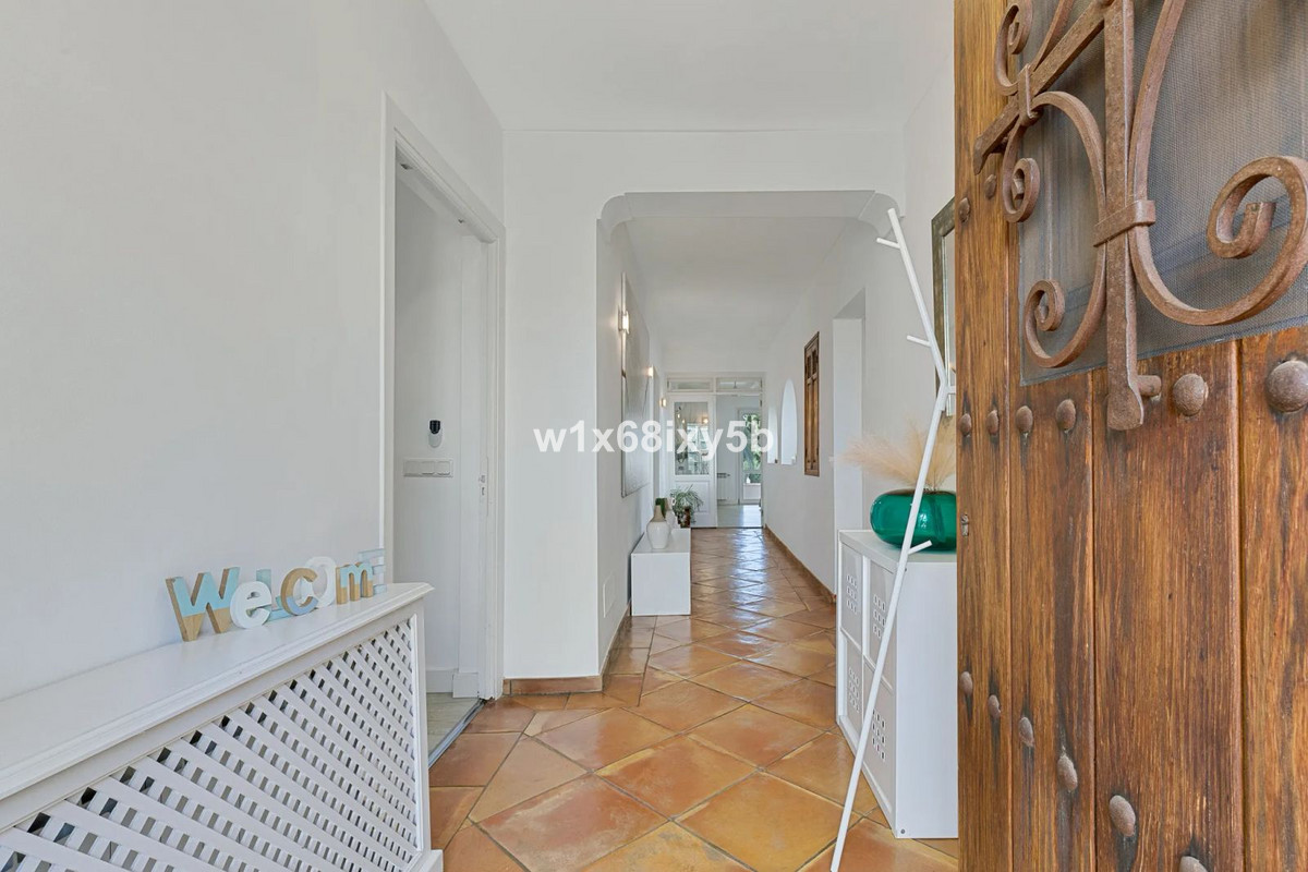 5 Bedroom Villa in San Pedro de Alcántara - Photo 2