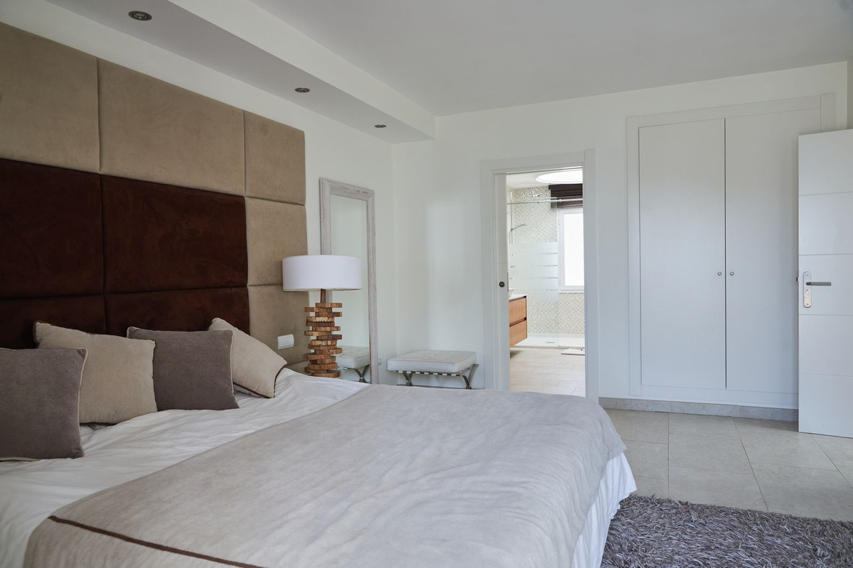 3 Bedroom Penthouse in Estepona - Photo 18