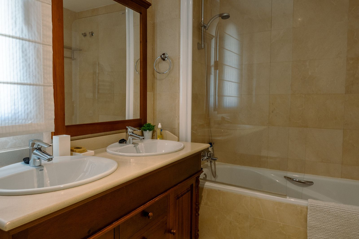 3 Bedroom Apartment in Benahavís - Photo 20
